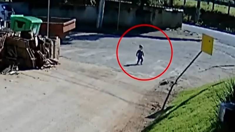 ŠOK VIDEO Dječak (1) bježao iz vrtića preko ceste u Brazilu. Majka: 'Mogli su ga zgaziti!'