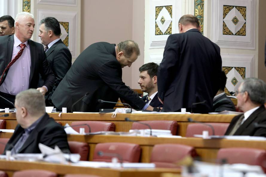 Culej  opsovao i  napao Pernara: 'Balavac jedan, sram te bilo!'