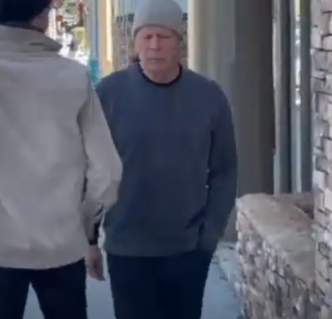 Bruce Willis prvi put je viđen u javnosti, družio se s prijateljima