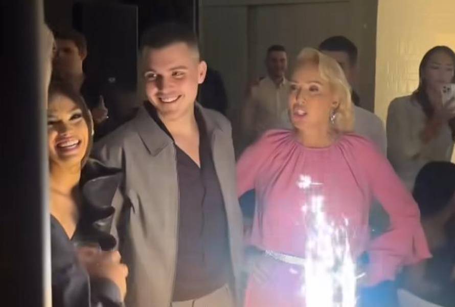 Lepa Brena je neutješna zbog promjena u obitelji: 'Teško mi je kad prođem kraj njihovih soba'