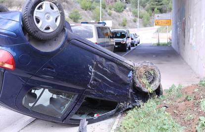 VIDEO Auto završio na krovu, jedan čovjek je ozlijeđen