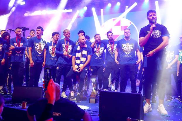 Nogometa&scaron;i Dinama na Trgu bana Jela&ccaron;i&cacute;a s navija&ccaron;ima proslavili naslov prvaka Hrvatske