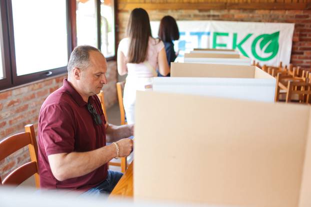 Zabok: Predsjednik SDP-a Siniša Hajdaš Dončić glasovao u drugom krugu lokalnih izbora