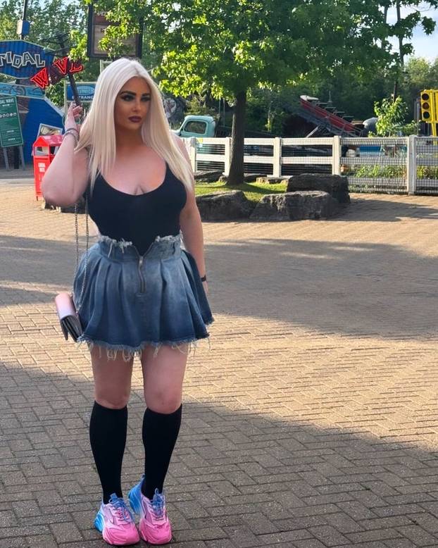 FOTO Bujnoj influencerici ova fobija otežava život: 'Bojim se!'