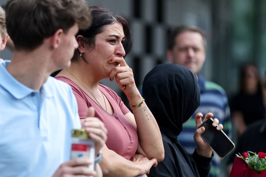 Graz: Dan nakon pokolja u &scaron;koli brojni gra&dstrok;ani i u&ccaron;enici pola&zcaron;u cvije&cacute;e i pale svije&cacute;e za ubijene
