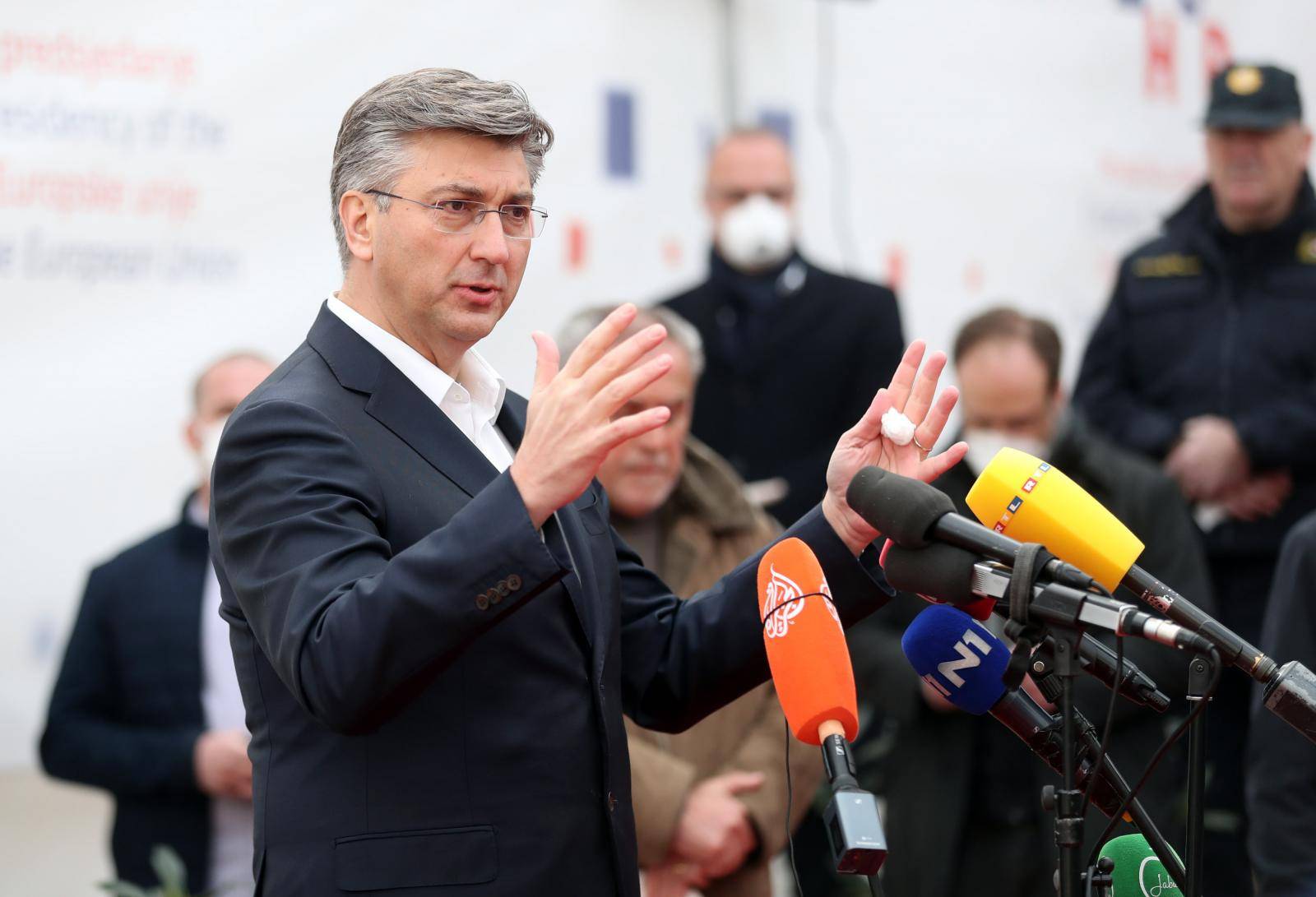 Plenković i Milanović: 'Držite distancu i nemojte paničariti'