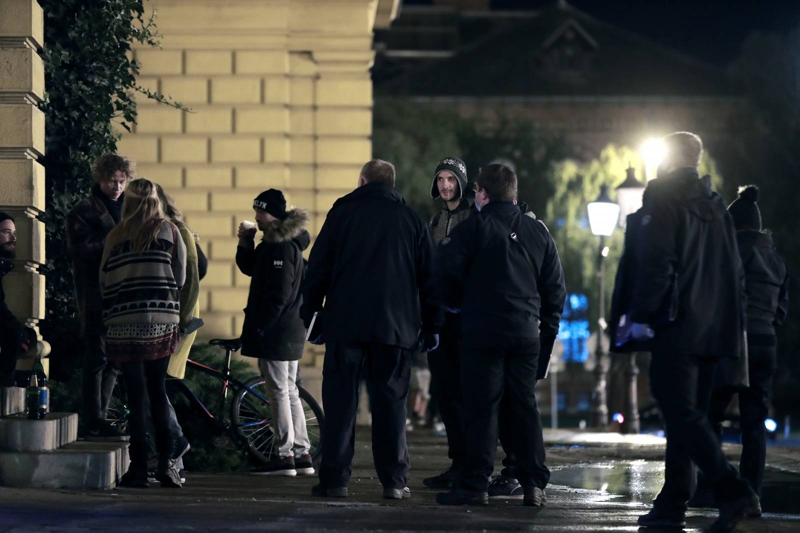 Zagreb: Redari upozorili mlade koji se zabavljaju ispred HNK