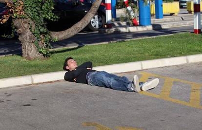 Mladić čvrsto zaspao na parking mjestu za invalide