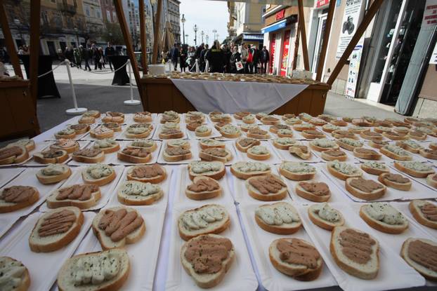 Rijeka: Podjela sendviča sa bakalarom, tunom i lososom na Veliki petak