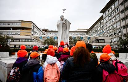 Biskupi pozvali na molitve za bolesnog papu Franju