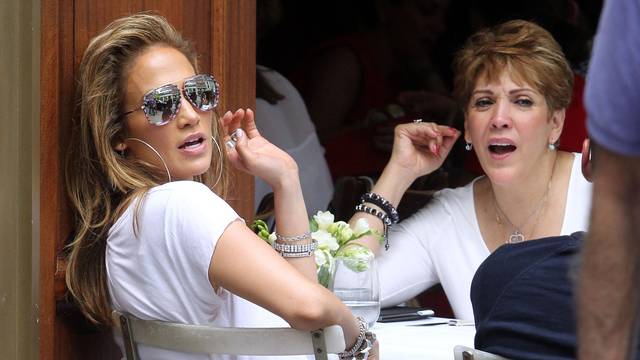 New York: Dobro raspoložena Jennifer Lopez otišla na ru?ak s majkom