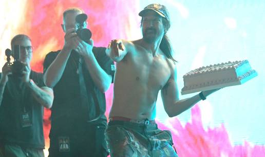 FOTO Aoki priredio spektakl na Velesajmu: U publiku je bacio čak osam torti sa šlagom...