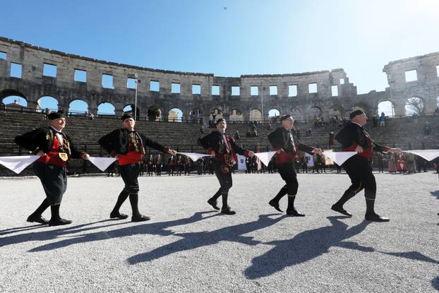 Pula: Mimohod Bokeljske mornarice u Puli