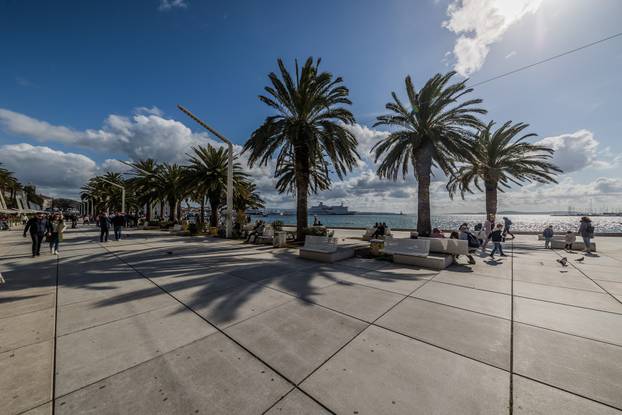 Split: Sunčano i toplo poslijepodne građani proveli na rivi