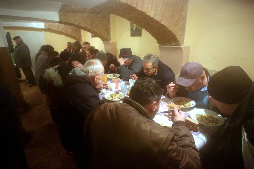 Zagreb: NogometaÅ¡i Dinama podjelili poklone i tople obroke korisnicima puÄke kuhinje