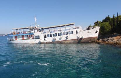 Odsukali turistički brod, skiper nije imao ovlaštenje ni posadu