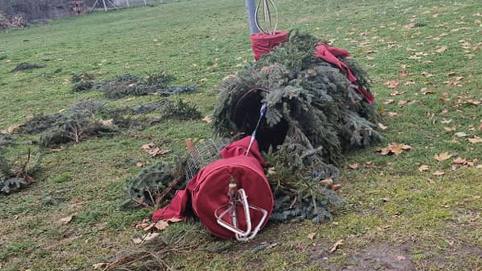 Ispred vukovarske crkve uništili adventski vijenac: 'Taj čin nam je mnogo povrijedio osjećaje'