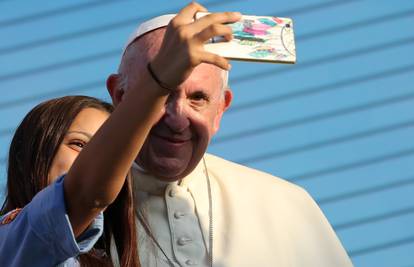 Papa nakon Angelusa  podijelio čak 40.000 križeva vjernicima