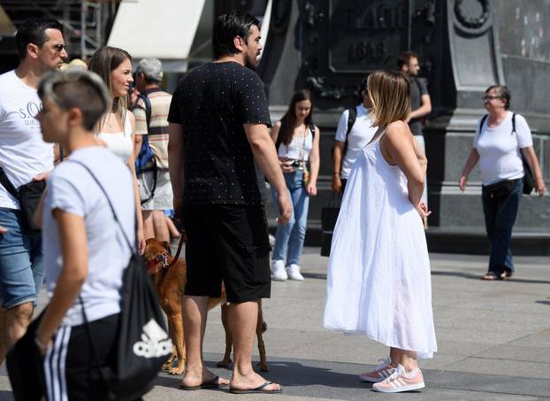 Zagreb: Antonija BlaÄe sa suprugom Hrvojem i psom u Å¡etnji gradom