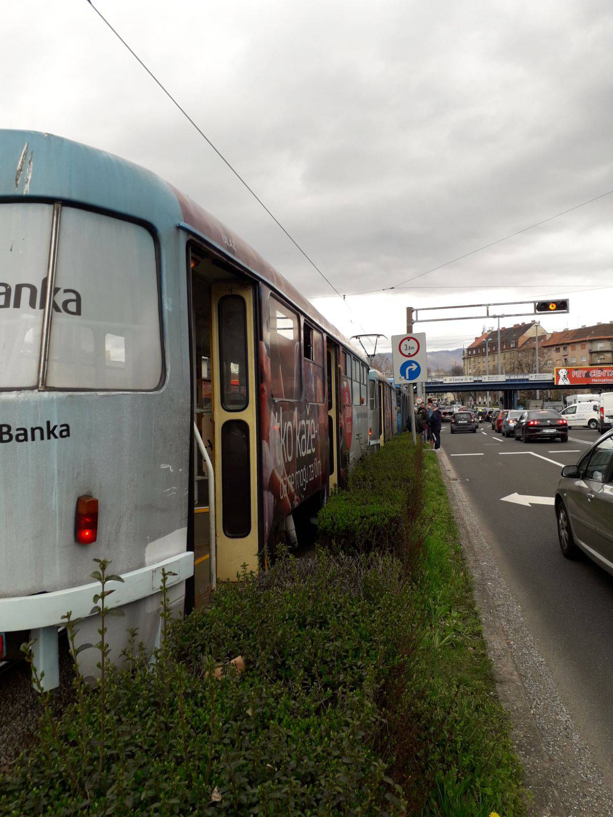 Sudar dva tramvaja: 'Ljudi su poletjeli, ima i krvavih noseva'