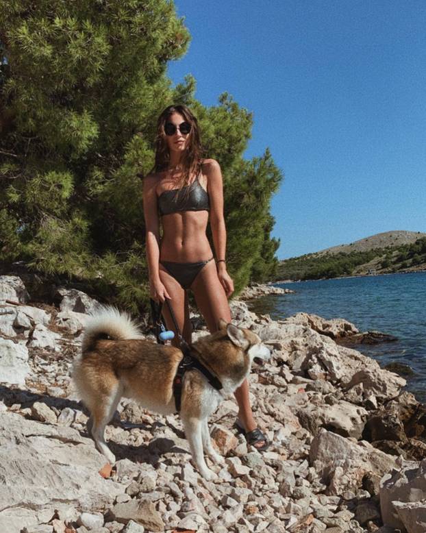 FOTO Bivša klizačica osvojila je Livakovića. Skrivala je trbuh na utakmici, sad su dobili prinovu