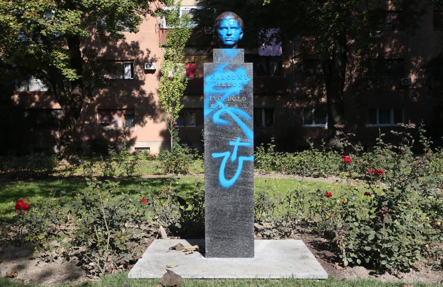 Vandali pošarali bistu Ive Lole Ribara i nacrtali slovo "U"