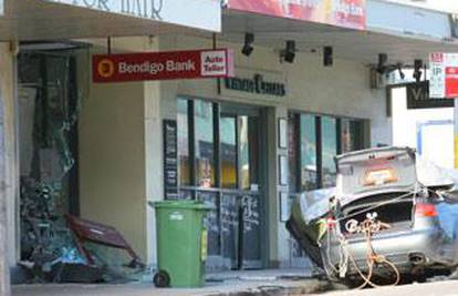 Eksplozijom plina pljačkali bankomate, ostali bez auta