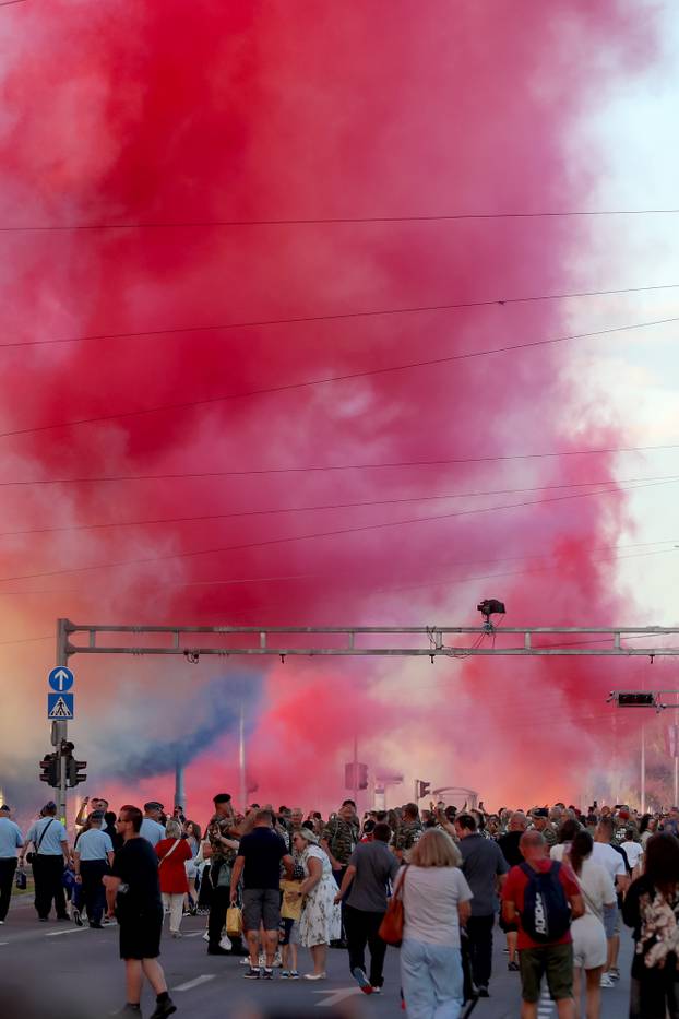 Zagreb: Vojni mimohod završio uz veličanstveni pirotehnički šou 