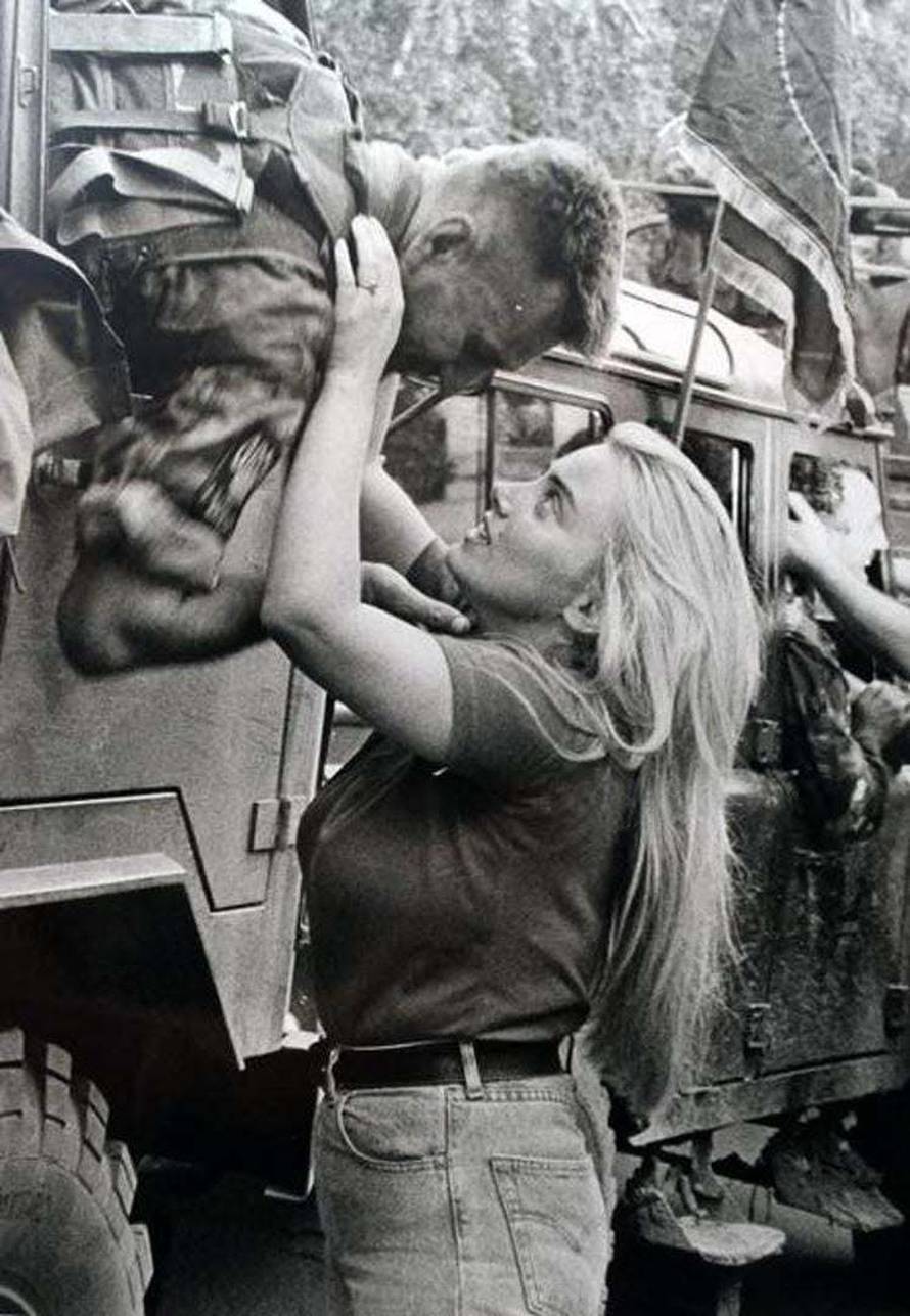Najljepša ljubavna fotografija iz rata: 'Nagnuo se da me poljubi, nisam ni znala hoće li se vratiti'