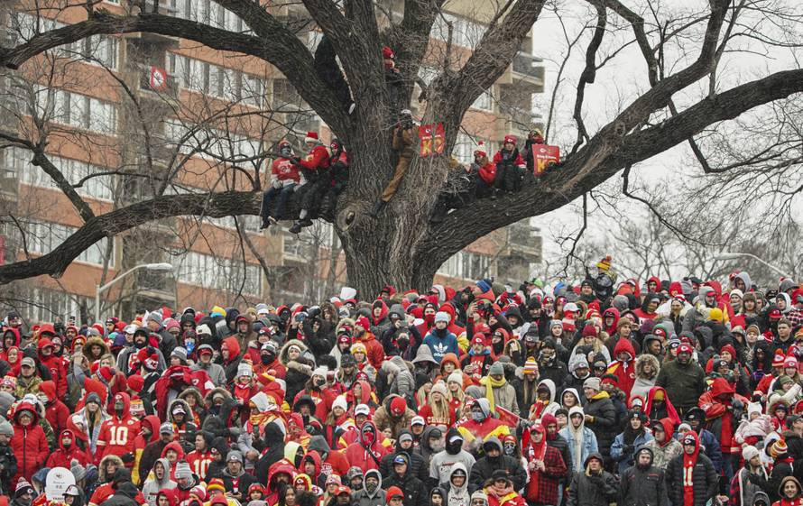 Divljao uoči parade Chiefsa pa ga 'imobilizirali' i složili na pod