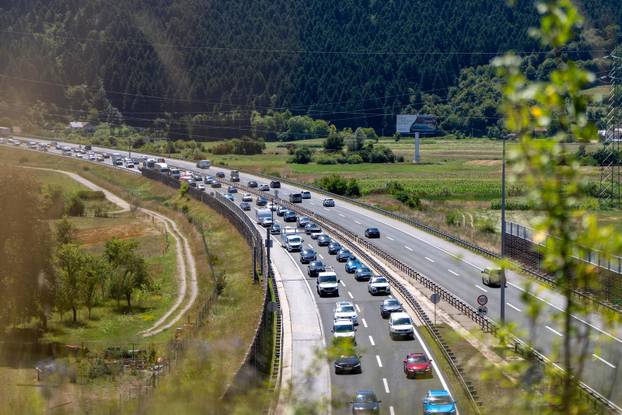 Otočac: Nastala kolona zbog prometne nesreće u tunelu Brezik u smjeru Zagreba