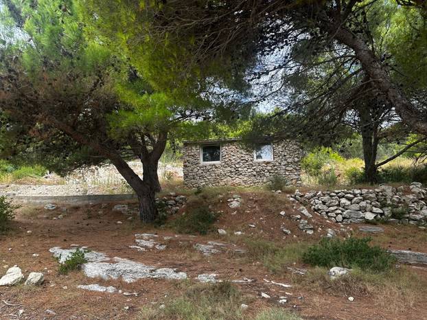 FOTO Ovu kućicu od 28 kvadrata prodaju na Murteru za 480.000 eura: 'Može zamjena za Zagreb'