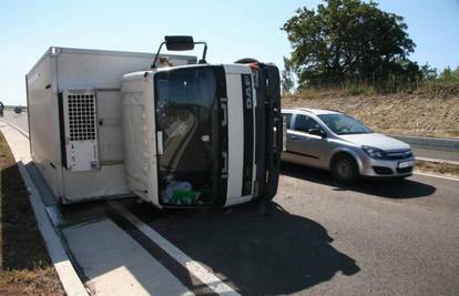 Zadar: Kamion pun robe prevrnuo se nasred ceste