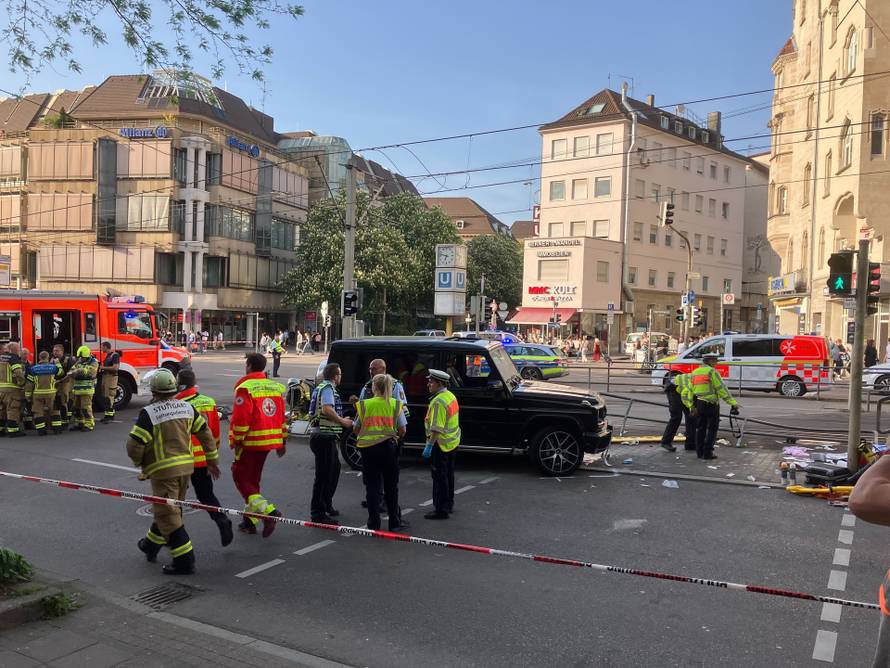 Automobil uletio u grupu ljudi u središtu Stuttgarta, do sada su ozlije?ene tri osobe