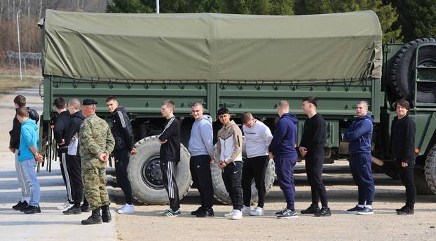 Ministar Anušić i general Kundid na prvom danu TVO-a na Slunju