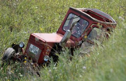 Pijan vozio traktor, sletio s ceste i udario u ogradu