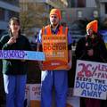 Bijes mladih liječnika u Velikoj Britaniji: Traže povećanje plaće, započeli su četverodnevni štrajk
