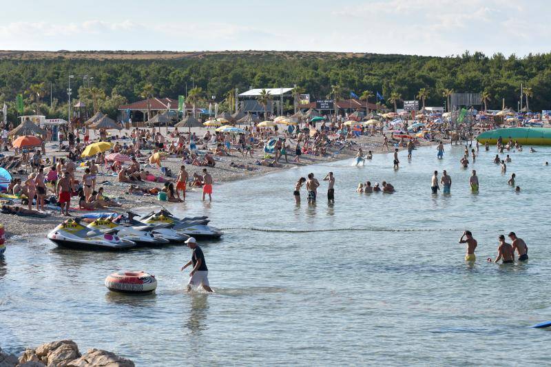 Popustile kočnice: Ljepotice u vrućem klinču na plaži Zrće