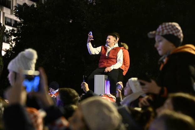 Zagreb: Navijači na različite načine prate doček Vatrenih na trgu