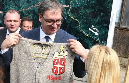 Vučiću ispleli vuneni prsluk s njegovim inicijalima: 'Bit će teška zima, ovo će ga grijati'