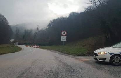 Cesta između Gornjeg Jesenja i Krapine zatvorena zbog odrona