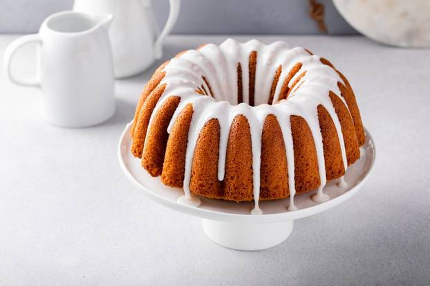 Vanilla,Bundt,Cake,With,Sugar,Powder,Vanilla,Icing,On,A