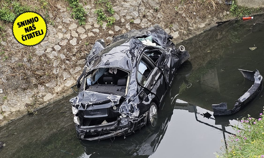 Krš i lom u Sesvetama! S ceste sletio u odvodni kanal, auto potpuno uništen: 'Užasno je...'
