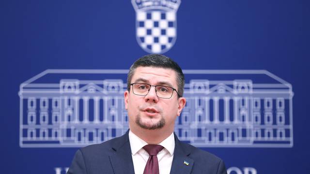 Zagreb: „Standard pada, a A.P. se češlja!“ 