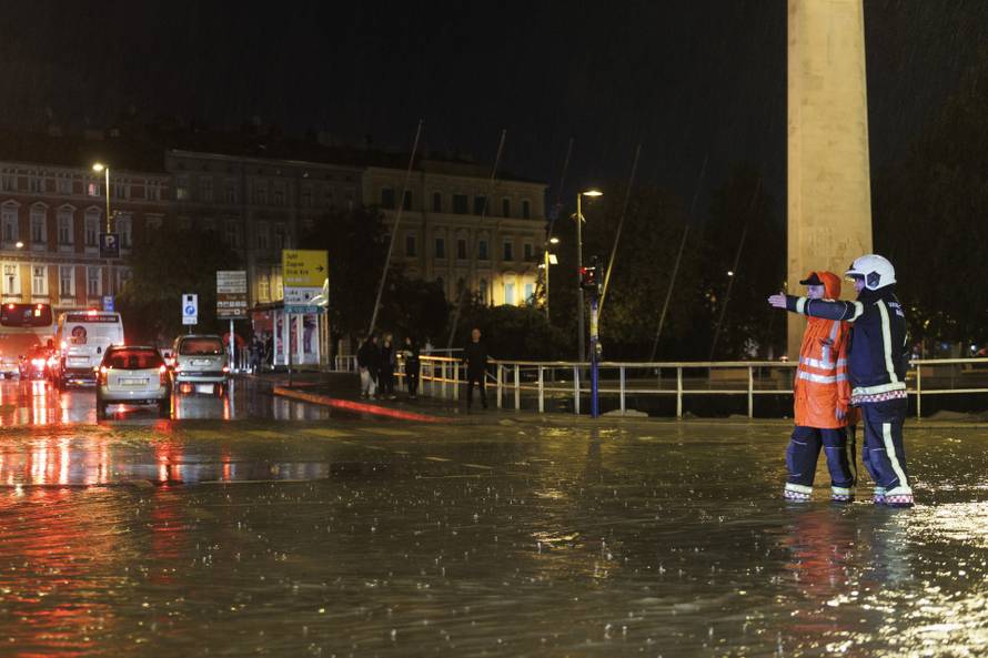 Riječka Fiumara nakon obilne kiše potpuno potopljena, automobili ostali zarobljeni u vodi