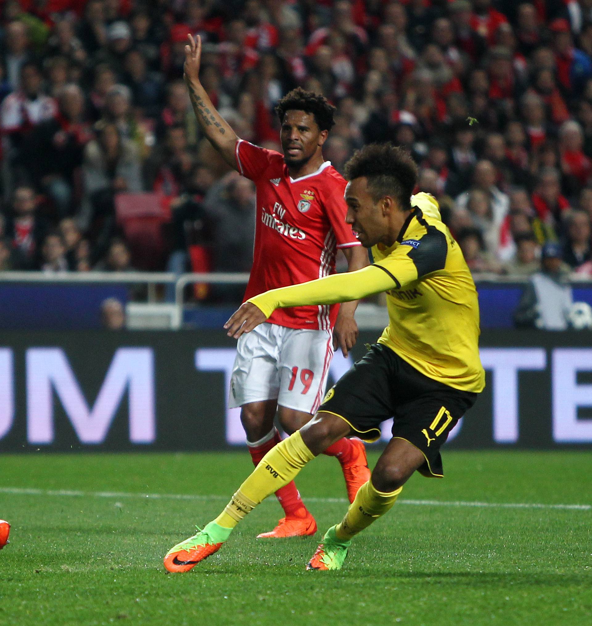 Borrusia Dortmund's Pierre-Emerick Aubameyang in action with Benfica's Ederson