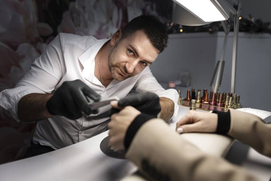 Josip Turjak radi nokte u salonu svoje supruge Marije