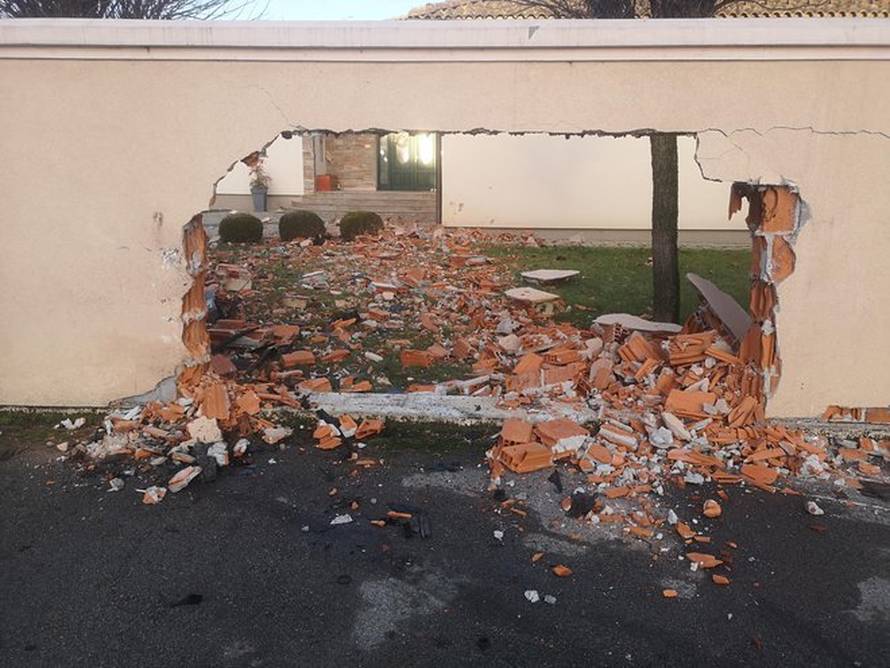 Pijani vozač u Bjelovaru  probio zidnu ogradu Audijem i oštetio kuću: 'Mislila sam da je potres'