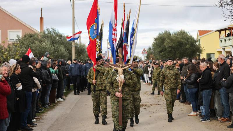 Pogledajte Kolone sjećanja u Vukovaru i Škabrnji: Stigli su ljudi iz cijele Hrvatske i okolice