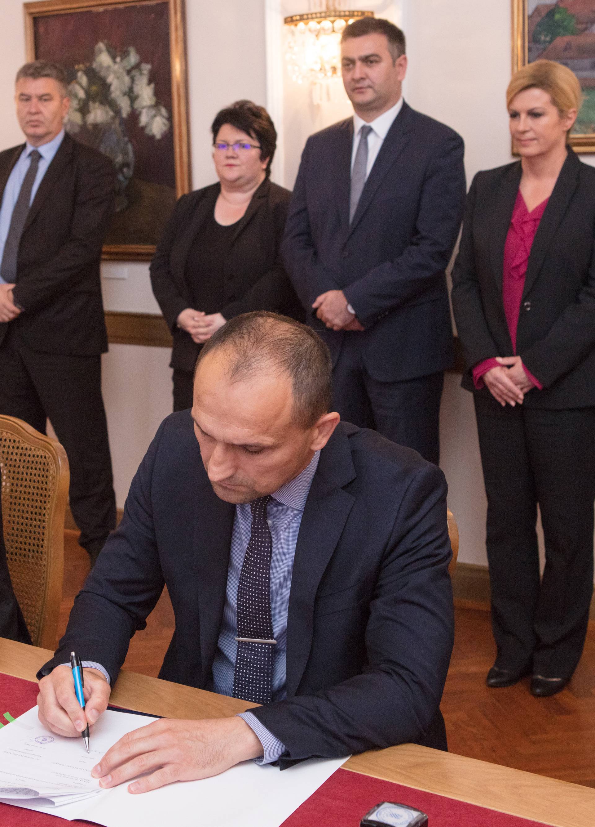 Marić i župan Anušić potpisali ugovore o dodjeli nekretnina